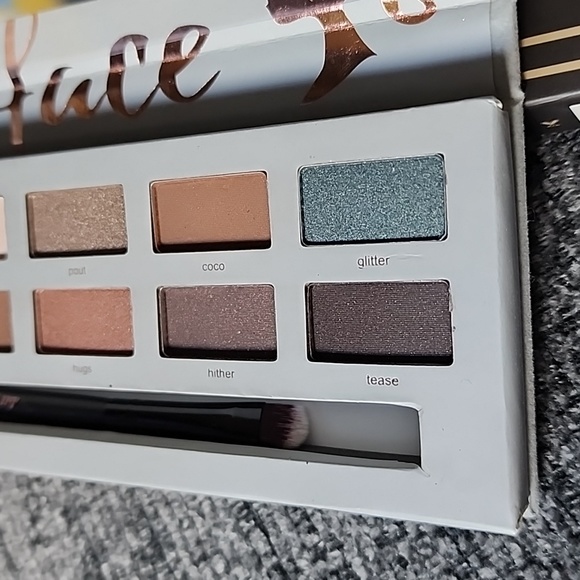 New Doll Face neutral Eye Shadow Palette - Picture 5 of 15